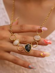 L'Atelier de Gaia Pozłacany naszyjnik z elementami ozdobnymi - dł. 50 cm rozmiar: onesize. Czarne naszyjniki L'Atelier de Gaia, z kamieniem księżycowym, pozłacane. Za 110.81 zł.