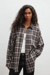 Koszula typu oversize w kratę w kolorze BRĄZOWYM - RENO 9359-M/L. Brązowe koszule Marsala, l, bez wzorów, z bawełny, klasyczne, bez kołnierzyka, bez ramiączek. Za 349.90 zł.