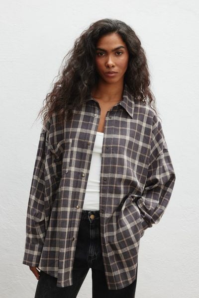 Koszula typu oversize w kratę w kolorze BRĄZOWYM - RENO 9359-M/L. Brązowe koszule Marsala, l, bez wzorów, z bawełny, klasyczne, bez kołnierzyka, bez ramiączek. Za 349.90 zł.