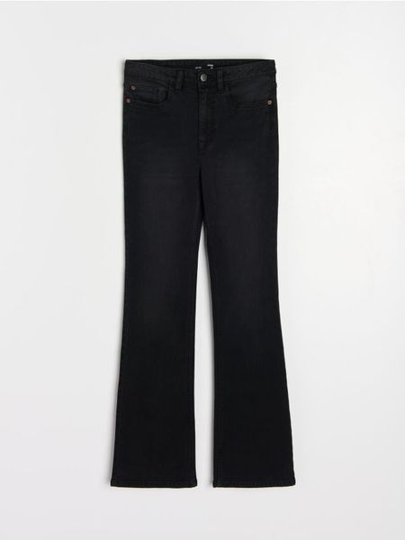 Jeansy flare mid waist - czarny. Czarne jeansy Sinsay, bez wzorów. Za 59.99 zł.