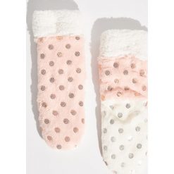 Pluszowe kapcie - Różowy. Obuwie domowe marki Sinsay. Za 24.99 zł.