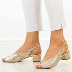 Złote s160 skórzane Polskie sandały damskie Prestige 2308/obl. Żółte sandały Prestige, bez wzorów, ze skóry, eleganckie, bez obcasa, na obcasie, bez zapięcia. Za 429.00 zł.