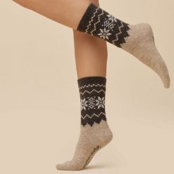 Wełniane skarpetki damskie Gabriella 1210 wzór skandynawski. Brązowe skarpety Gabriella, bez wzorów, z bawełny. Za 37.90 zł.