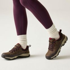 Damskie buty Blake Low. Brązowe trekkingi Regatta, z gumy, trekkingowe. Za 379.50 zł.