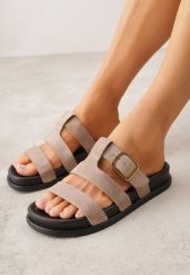 Ciemnobeżowe Klapki z Geometryczną Cholewką i Klamrą z Boku Endrita. Brązowe klapki Born2be, bez wzorów, bez obcasa, na płaskiej podeszwie. Za 79.99 zł.