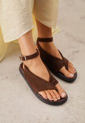 Brązowe Sandały Japonki z Imitacji Zamszu z Paskiem na Duży Palec Onisira. Brązowe klapki Born2be, bez wzorów, z jeansu, bez obcasa, na płaskiej podeszwie. Za 99.99 zł.