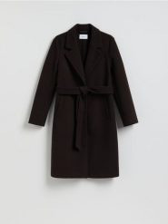 Płaszcz z wiązanym paskiem - ciemnobrązowy. Brązowe płaszcze Reserved, l, bez wzorów, z dzianiny, bez kaptura. Za 159.99 zł.