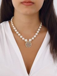 Luja Bijoux Pozłacany naszyjnik "Flower of Life" z cyrkoniami i masą perłową rozmiar: onesize. Białe naszyjniki Luja Bijoux, z cyrkonią, metalowe. Za 61.46 zł.