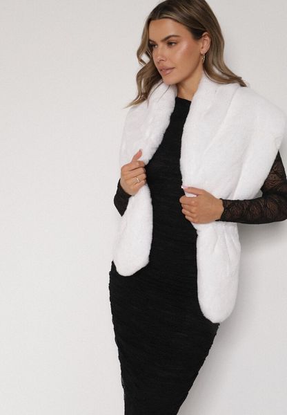 Białe Futrzane Ponczo Narzutka Bralinne. Białe swetry Born2be, bez wzorów, z futra, bez ramiączek. Za 89.99 zł.