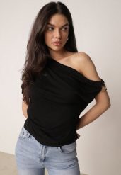 Czarna Asymetryczna Bluzka z Wiskozy z Metaliczną Ozdobą i Marszczeniem Orinlea. Czarne bluzki Born2be, m, z aplikacjami, z jeansu, eleganckie, z asymetrycznym kołnierzem, bez ramiączek. Za 99.99 zł.