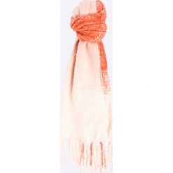 Vero Moda - Szalik. Czerwone szaliki Vero Moda, bez wzorów, z dzianiny. W wyprzedaży za 24.90 zł.