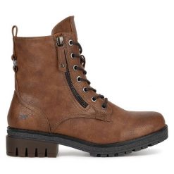 Botki Mustang. Brązowe botki Mustang, bez wzorów, bez obcasa, na płaskiej podeszwie, bez zapięcia. Za 258.99 zł.