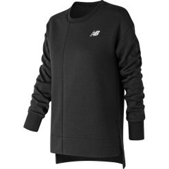 Bluza w kolorze czarnym. Czarne bluzy New Balance, xs, bez wzorów, bez kaptura. W wyprzedaży za 159.95 zł.