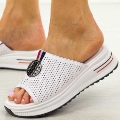 Białe ażurowe skórzane klapki damskie Cambell 07305. Białe klapki Cambell, w ażurowe wzory, z jeansu, bez obcasa. Za 199.00 zł.