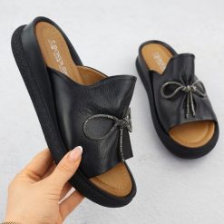 Skórzane klapki damskie na koturnie czarne T.Sokolski L26-154. Czarne klapki T.Sokolski, bez wzorów, ze skóry, bez obcasa, na koturnie. Za 219.99 zł.