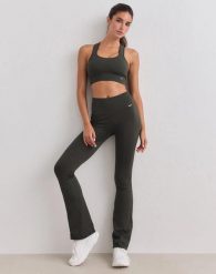 Damskie legginsy bezszwowe prążkowane wysoki stan dzwony długie ciemnozielone. Zielone legginsy AIM'N, m, bez wzorów, z elastanu, z podwyższonym stanem, długie. Za 302.00 zł.