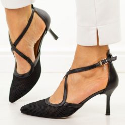 Czarne skórzane Polskie sandały damskie Prestige 2304/ki. Czarne sandały Prestige, bez wzorów, ze skóry, eleganckie, bez obcasa, na szpilce, bez zapięcia. Za 429.00 zł.