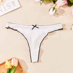 Stringi prążkowane z falbanką eleganckie Duilia. Białe stringi Intica, bez wzorów, prążkowane. Za 49.00 zł.