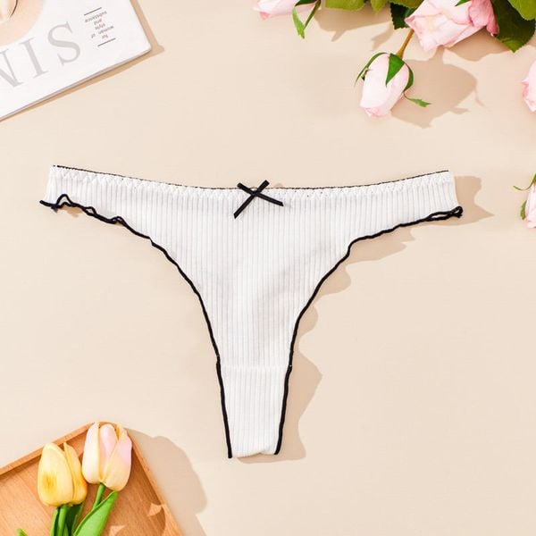 Stringi prążkowane z falbanką eleganckie Duilia. Białe stringi Intica, bez wzorów, prążkowane. Za 49.00 zł.