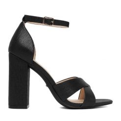 Sandały DeeZee. Czarne sandały DeeZee, bez wzorów, bez obcasa, na słupku, bez zapięcia. Za 139.99 zł.