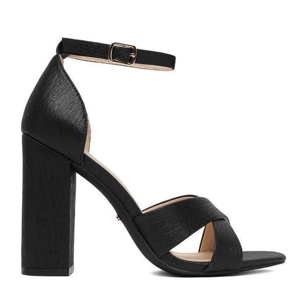 Sandały DeeZee. Czarne sandały DeeZee, bez wzorów, bez obcasa, na słupku, bez zapięcia. Za 139.99 zł.