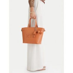 Torebka Nine West. Brązowe torebki klasyczne Nine West, bez wzorów, bez dodatków. Za 283.99 zł.