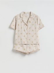 Popelinowa piżama z misiem - kremowy. Białe piżamy Reserved, bez wzorów, z bawełny, bez ramiączek. Za 129.99 zł.