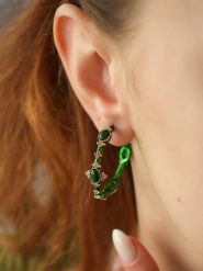 L'Atelier de Gaia Pozłacane kolczyki-kreole z cyrkoniami i malachitami rozmiar: onesize. Zielone kolczyki L'Atelier de Gaia, z cyrkonią, pozłacane. Za 82.99 zł.