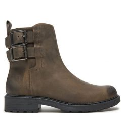 Botki Clarks. Brązowe botki Clarks, bez wzorów, bez obcasa, na płaskiej podeszwie, bez zapięcia. Za 679.99 zł.