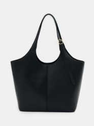 Torba hobo z kosmetyczką i regulowanym paskiem - czarny. Czarne kufry i kosmetyczki Sinsay, bez wzorów, bez dodatków. Za 49.99 zł.