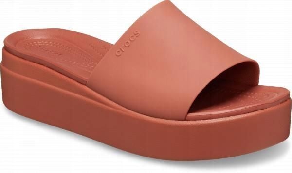 Klapki Dla Dorosłych Crocs Brooklyn Slide. Brązowe klapki Crocs, bez wzorów, z materiału, bez obcasa. Za 181.99 zł.