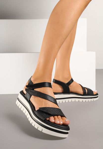 Czarne Sandały na Platformie z Ozdobnymi Paskami na Rzep Solitte. Czarne sandały Renee, bez wzorów, bez obcasa, na platformie, bez zapięcia. Za 79.99 zł.