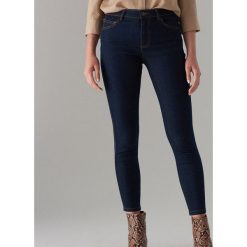 Jeansy skinny z niskim stanem - Granatowy. Niebieskie jeansy Mohito, bez wzorów, z obniżonym stanem. Za 69.99 zł.