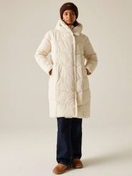 Regatta Płaszcz pikowany "Nurie" w kolorze kremowym rozmiar: 40. Brązowe płaszcze Regatta, bez wzorów, bez kaptura. Za 240.43 zł.