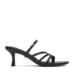 Japonki Juicy Couture. Czarne klapki Juicy Couture, bez wzorów, bez obcasa. Za 199.99 zł.