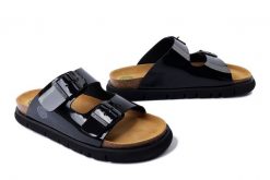 DR. BRINKMANN 700699-01 schwarz, klapki damskie. Czarne klapki Dr. Brinkmann, bez wzorów, bez obcasa. Za 216.93 zł.