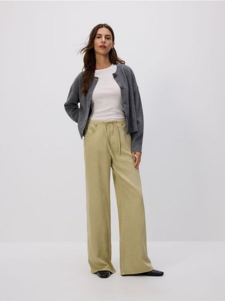 Jeansy wide leg z lyocellu - zielony. Zielone jeansy Reserved, bez wzorów. W wyprzedaży za 39.99 zł.