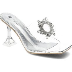 Srebrne Klapki Sca'viola Eleganckie Buty Damskie. Szare klapki Sca'viola, z aplikacjami, bez obcasa, na obcasie. Za 299.00 zł.