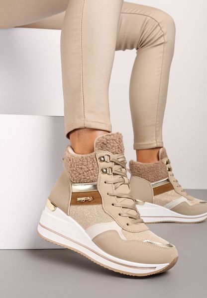 Ciemnobeżowe Streetwearowe Botki na Koturnie z Metalicznymi Wstawkami i Futerkiem Beloraine. Brązowe botki Born2be, bez wzorów, z jeansu, bez obcasa, na koturnie, bez zapięcia. Za 109.99 zł.