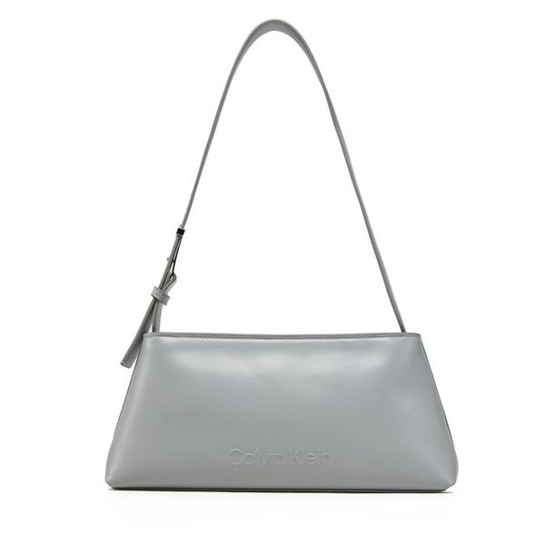 Torebka Calvin Klein. Czarne torebki klasyczne Calvin Klein, bez wzorów, bez dodatków. Za 369.99 zł.