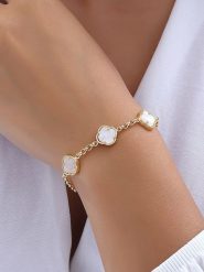 Luja Bijoux Pozłacana bransoletka z masą perłową rozmiar: onesize. Białe bransoletki Luja Bijoux, z perłą, pozłacane. Za 74.81 zł.