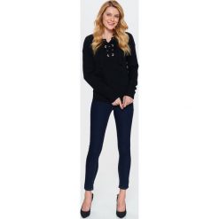 SWETER DAMSKI Z OZDOBNYM WIĄZANIEM. Białe swetry TOP SECRET, na jesień, bez wzorów, bez ramiączek. W wyprzedaży za 39.99 zł.