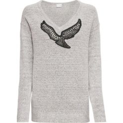 Sweter z aplikacją ze sztrasów bonprix szary melanż. Swetry marki bonprix. Za 44.99 zł.