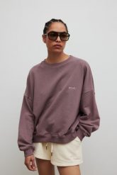Bluza damska o kroju regular fit w kolorze FOGGY DAY - PHENIX-UNI. Fioletowe bluzy Marsala, uniwersalny, bez wzorów, z bawełny, bez kaptura. Za 279.90 zł.