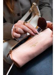 Victor & Hugo Paris Skórzana kosmetyczka "Laya" w kolorze jasnoróżowym - 20 x 10 x 3 cm rozmiar: onesize. Różowe kufry i kosmetyczki Victor & Hugo Paris, bez wzorów, z materiału, bez dodatków. Za 100.99 zł.