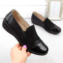 Półbuty damskie wsuwane komfortowe czarne Unisoft. Czarne półbuty wsuwane NEWS, bez wzorów, ze skóry ekologicznej, bez obcasa, bez zapięcia. Za 159.99 zł.