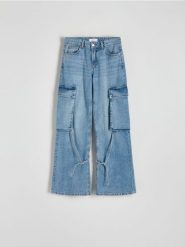Jeansy wide leg z kieszeniami cargo - niebieski. Niebieskie jeansy Reserved, bez wzorów. W wyprzedaży za 49.99 zł.