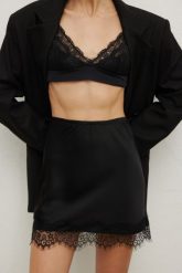 Mini spódniczka z koronka w kolorze BLACK - CHIC-M. Czarne spódnice Marsala, na co dzień, m, bez wzorów, z koronki, eleganckie, maxi, dopasowane. Za 159.90 zł.