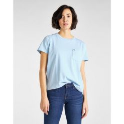 DAMSKI T-SHIRT LEE GARMENT DYED TEE RELAXED FIT SKY BLUE L40RETNR 112108708. Niebieskie t-shirty Lee, l, bez wzorów, bez kołnierzyka, bez ramiączek. Za 69.99 zł.
