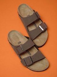 Birkenstock Klapki "Arizona" w kolorze jasnobrązowym rozmiar: 41. Brązowe klapki Birkenstock, bez wzorów, z otwartym noskiem, bez obcasa. Za 376.43 zł.